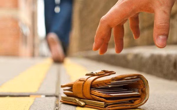 Lúc này, anh ta sẽ ngẫu nhiên mở ví, sau đó nói rằng có ít tiền hơn trong đó và quyết định rằng số tiền đó là bạn lấy đi.