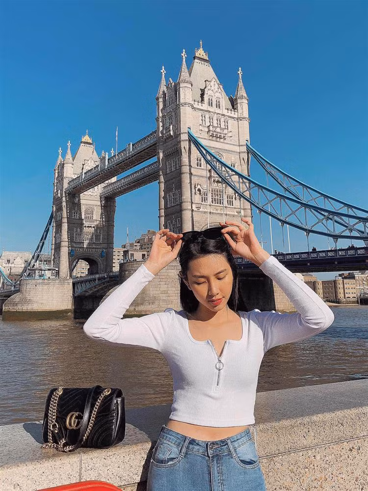 Số túi xách xa xỉ của Thùy Tiên ngày càng nhiều theo thời gian. Trước đây, mỹ nhân 9X cũng sắm những thiết kế hot trend để tăng điểm phong cách. Hoa hậu có một chiếc GG Marmont giá 2.400 USD (hơn 55 triệu đồng).