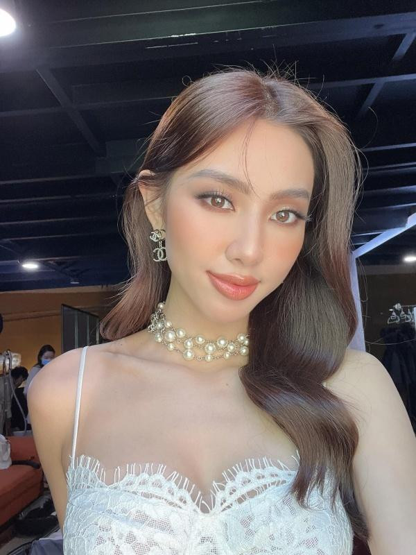 ##ss###style="text-decoration: underline;">Thùy Tiên hóa tiểu thư sang chảnh khi sử dụng đôi khuyên tai lấp lánh đến từ Chanel.