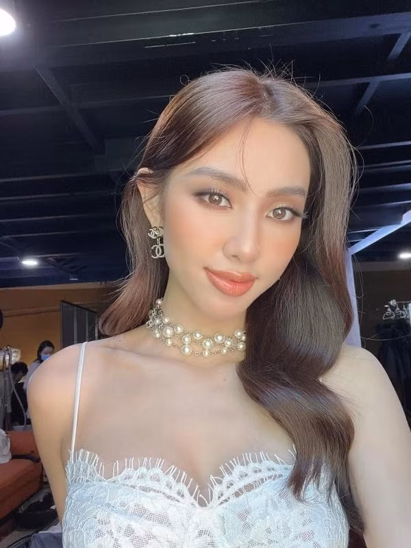 Thùy Tiên hóa tiểu thư sang chảnh khi sử dụng đôi khuyên tai lấp lánh đến từ Chanel.