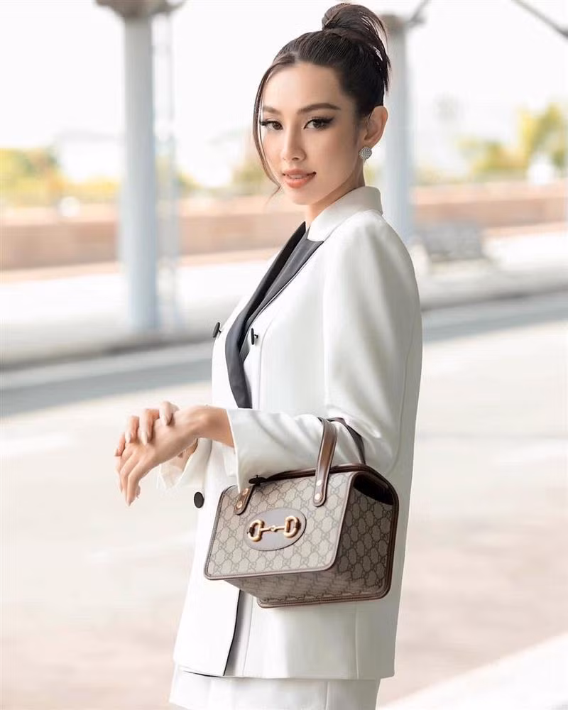 Trước đó, khi ở sân bay lên đường sang Thái Lan, Thùy Tiên dùng một chiếc túi xách khác mới bổ sung vào tủ đồ. Thiết kế của Gucci giúp cô tạo điểm nhấn khi mặc cây suit trắng thanh lịch.