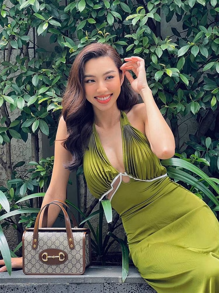 Mẫu túi Gucci Horsebit 1955 giá 1.850 USD (42,5 triệu đồng) có phom hộp. Trong một lần diện váy lụa xẻ cổ sâu tôn vòng một, mỹ nhân 24 tuổi cũng kết hợp với chiếc túi này.