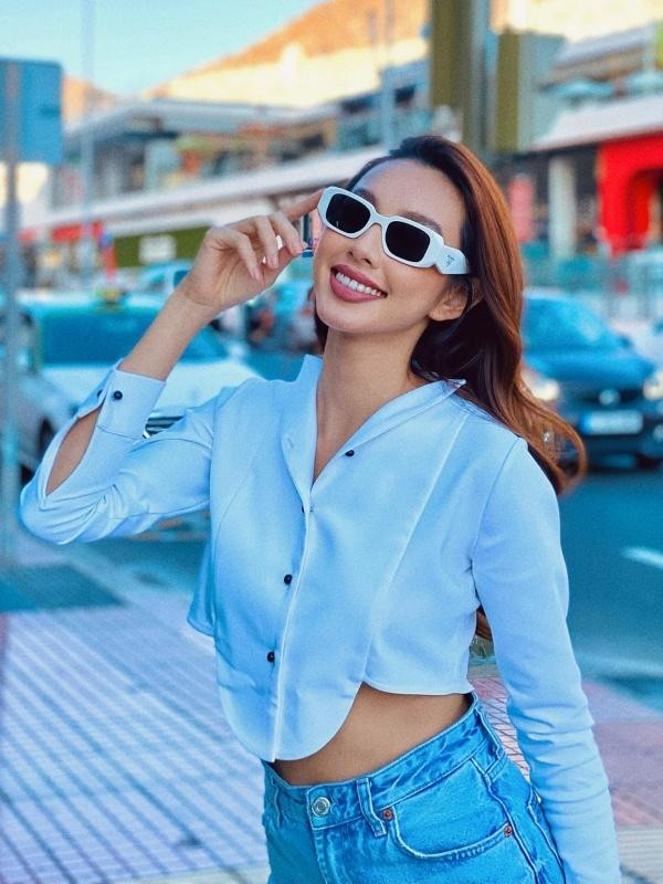 heo Mr.Nawat (Chủ tịch Miss Grand International), chỉ sau 3 tháng đội vương miện, nàng hậu đã mang về nhiều hợp đồng quảng cáo có tổng giá trị lên đến 70 tỷ đồng. Vậy nên, công chúng không quá bất ngờ trước màn chi tiền cho đồ hiệu ấn tượng của người đẹp Sài thành.