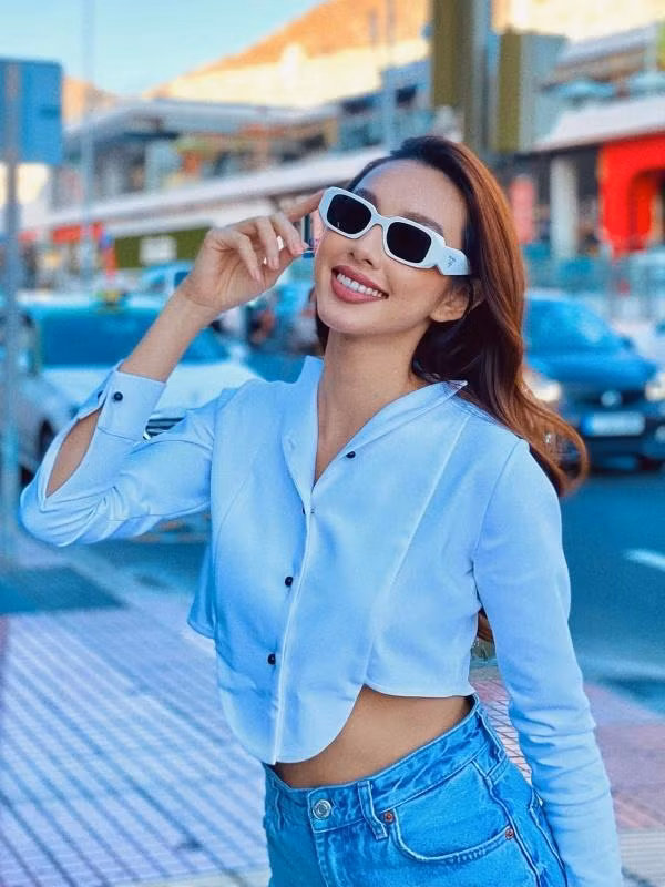 Theo Mr.Nawat (Chủ tịch Miss Grand International), chỉ sau 3 tháng đội vương miện, nàng hậu đã mang về nhiều hợp đồng quảng cáo có tổng giá trị lên đến 70 tỷ đồng. Vậy nên, công chúng không quá bất ngờ trước màn chi tiền cho đồ hiệu ấn tượng của người đẹp Sài thành.