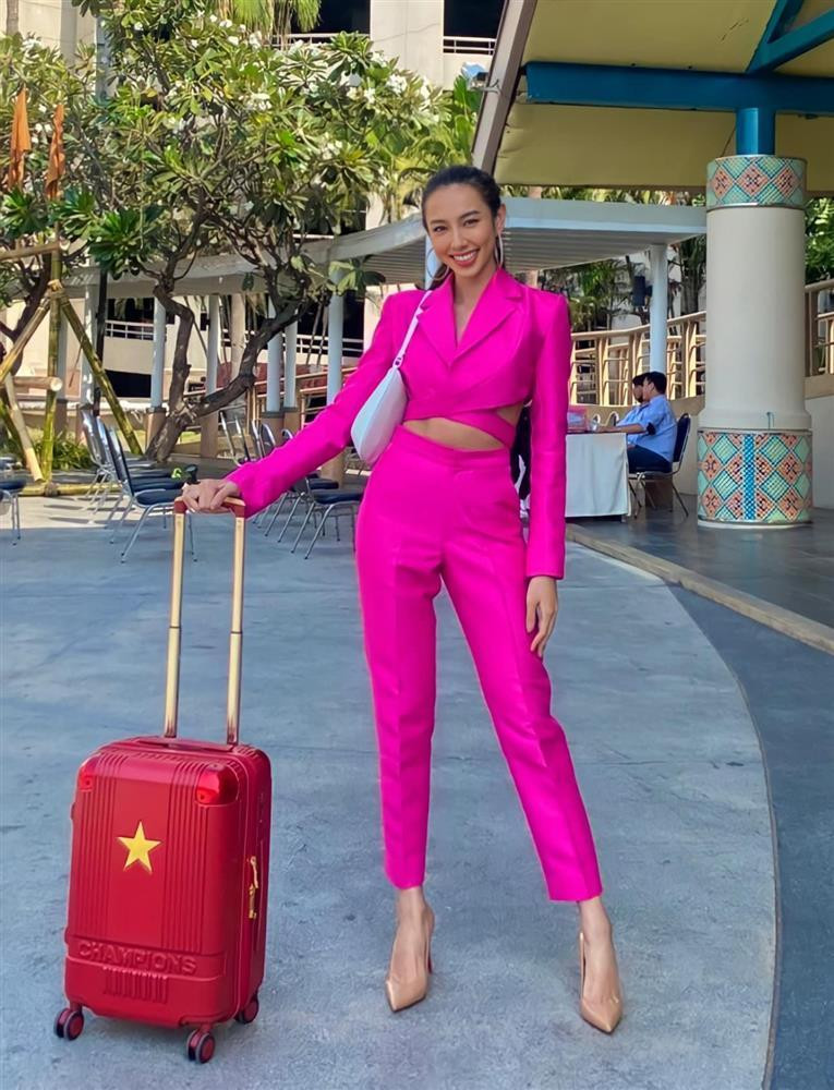 hiếc IT Bag này thường được 9X kết hợp cùng những trang phục màu neon sặc sỡ.