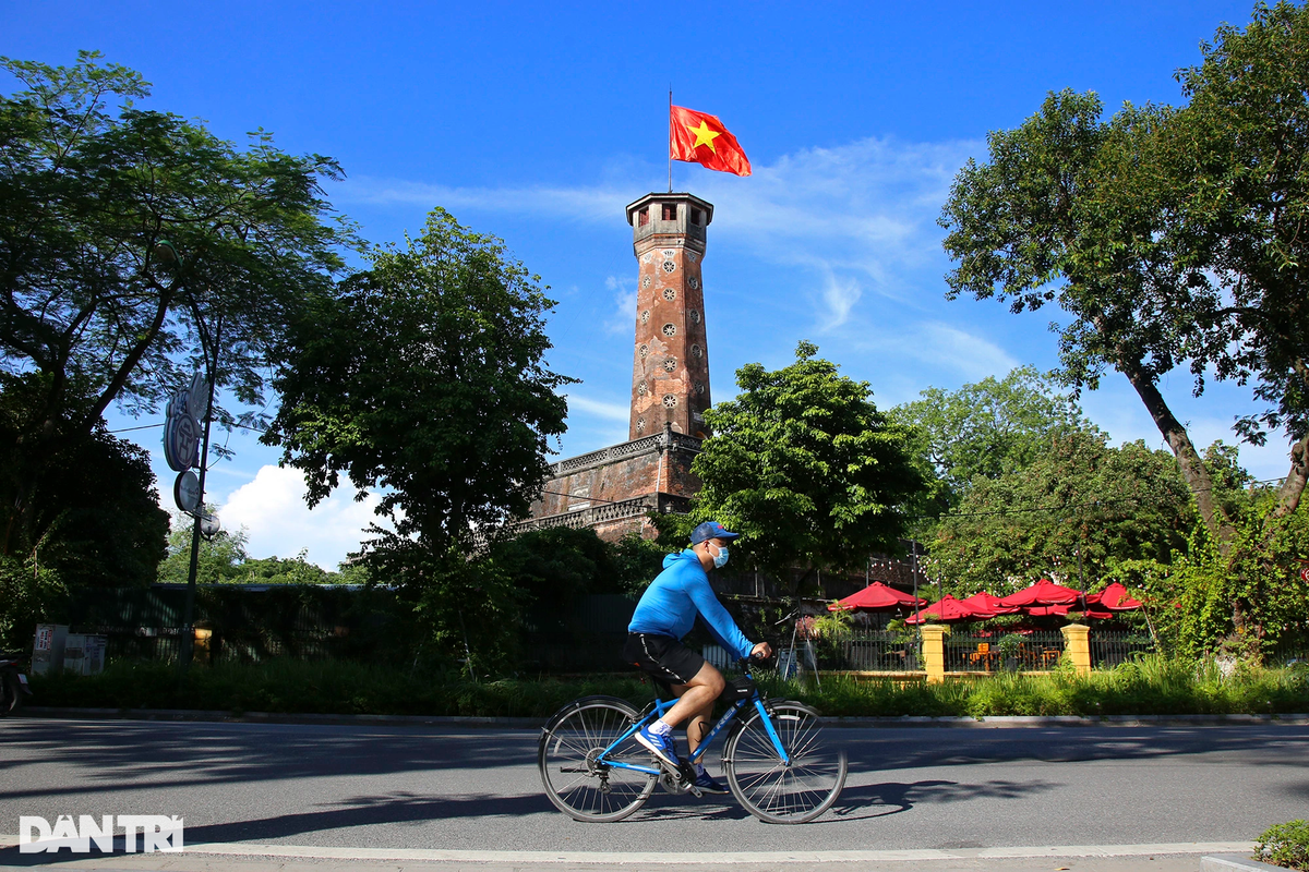Tan huong ky nghi, nguoi dan thanh thoi dap xe dao khap Ha Noi-Hinh-5