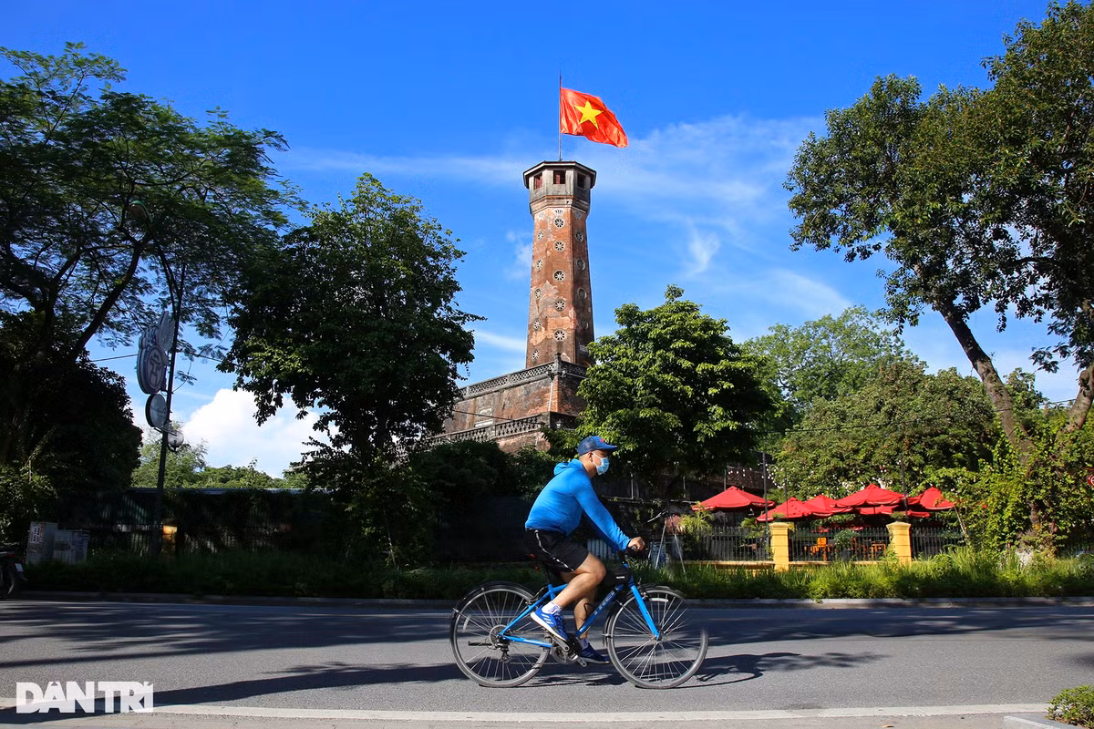 Tan huong ky nghi, nguoi dan thanh thoi dap xe dao khap Ha Noi-Hinh-5