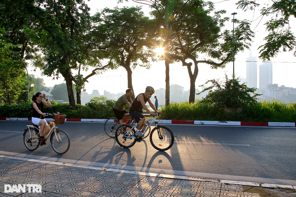 Tan huong ky nghi, nguoi dan thanh thoi dap xe dao khap Ha Noi-Hinh-11