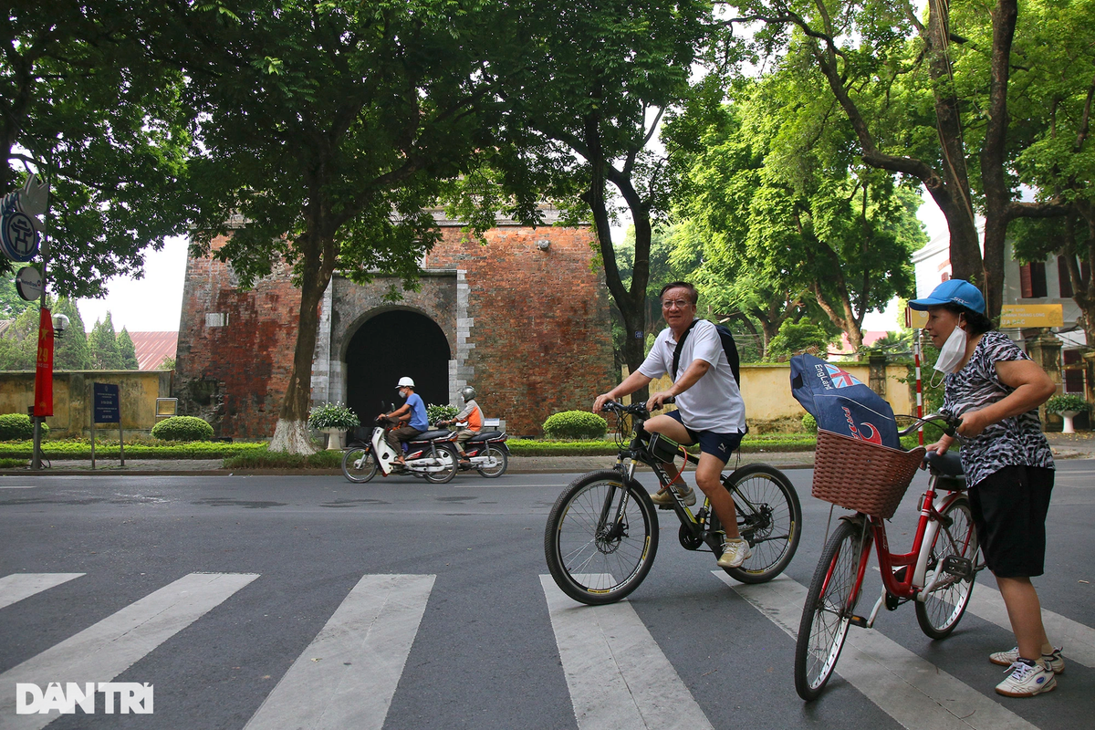 Tan huong ky nghi, nguoi dan thanh thoi dap xe dao khap Ha Noi-Hinh-6