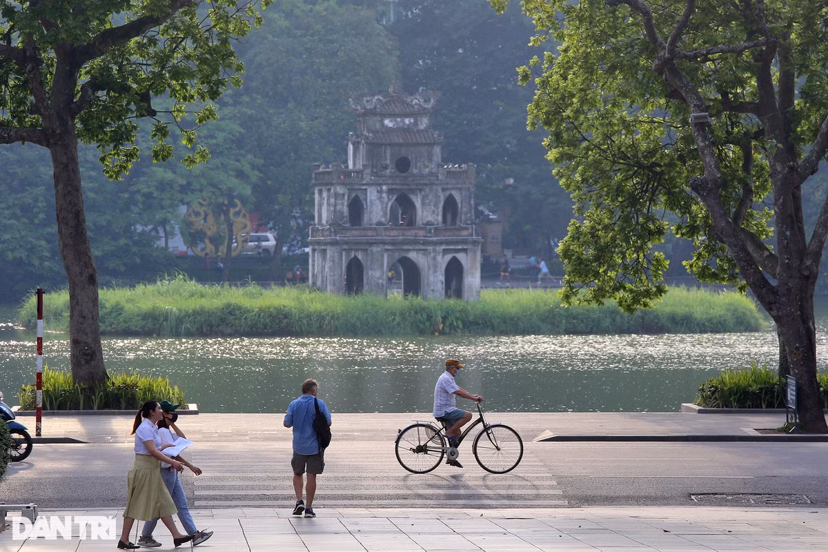 Tan huong ky nghi, nguoi dan thanh thoi dap xe dao khap Ha Noi-Hinh-16