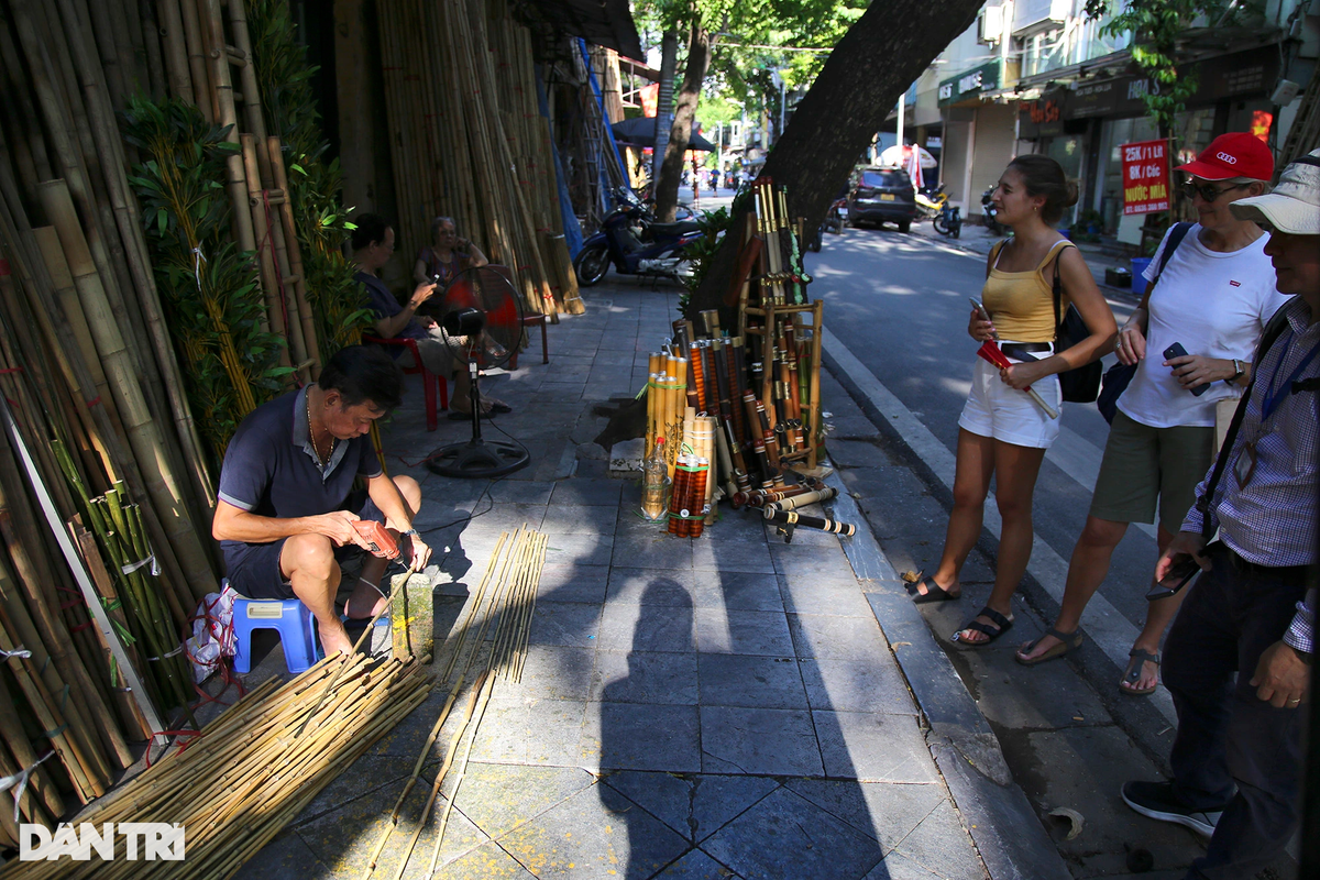 Tan huong ky nghi, nguoi dan thanh thoi dap xe dao khap Ha Noi-Hinh-9