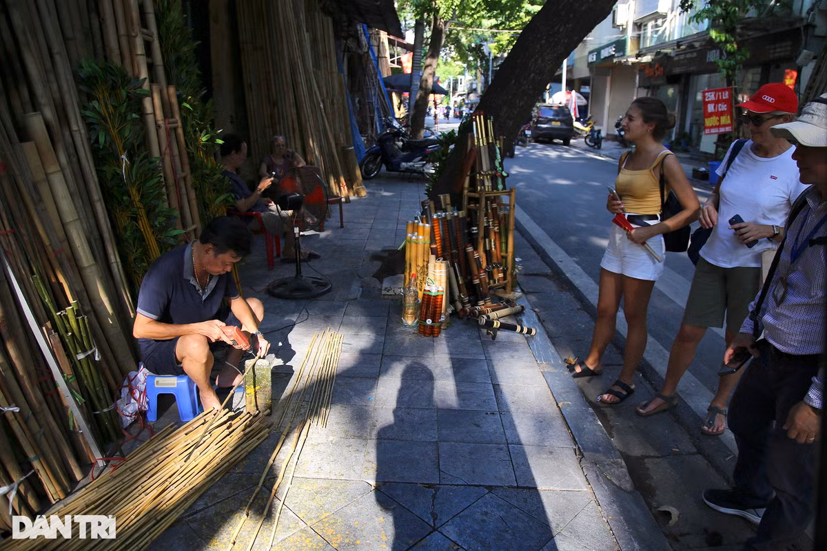 Tan huong ky nghi, nguoi dan thanh thoi dap xe dao khap Ha Noi-Hinh-9