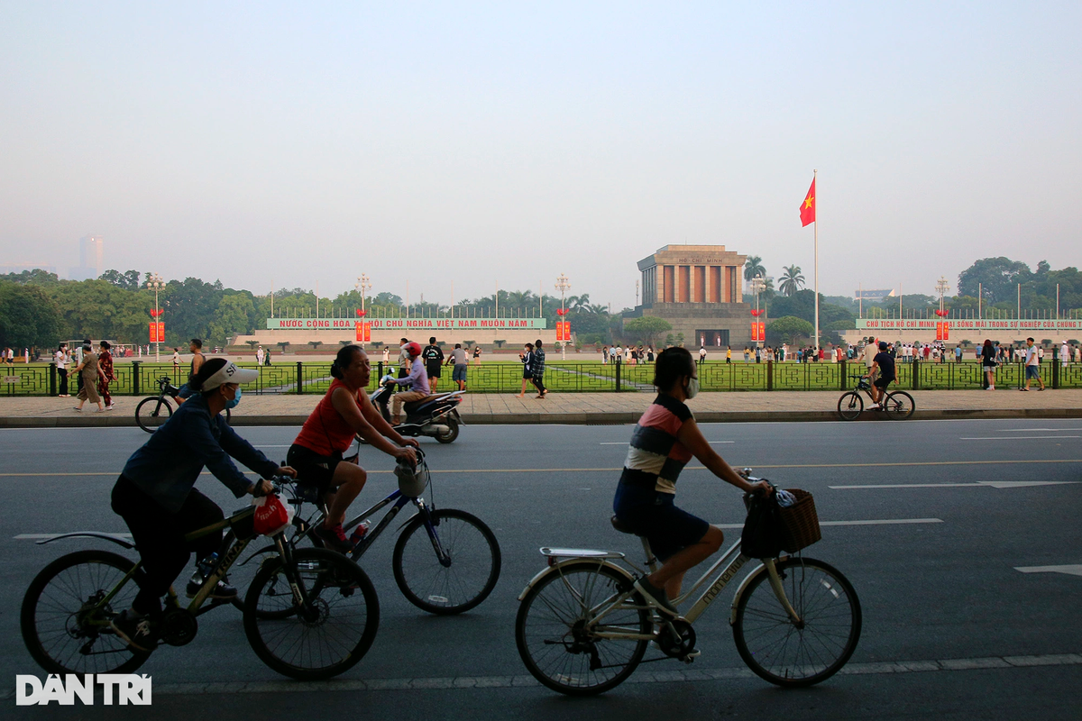Tan huong ky nghi, nguoi dan thanh thoi dap xe dao khap Ha Noi