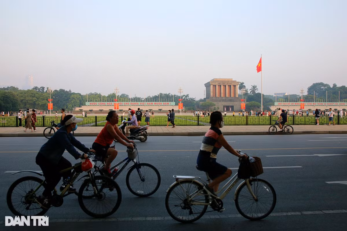 Tan huong ky nghi, nguoi dan thanh thoi dap xe dao khap Ha Noi