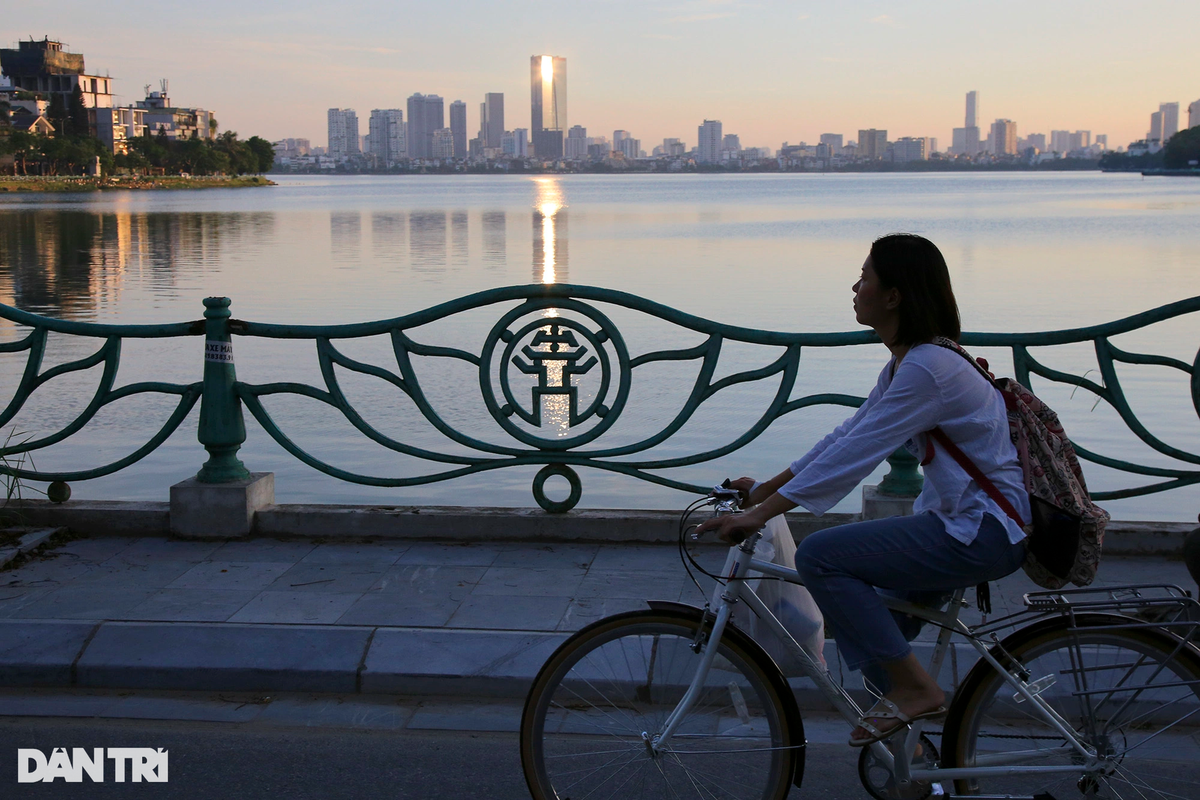 Tan huong ky nghi, nguoi dan thanh thoi dap xe dao khap Ha Noi-Hinh-3