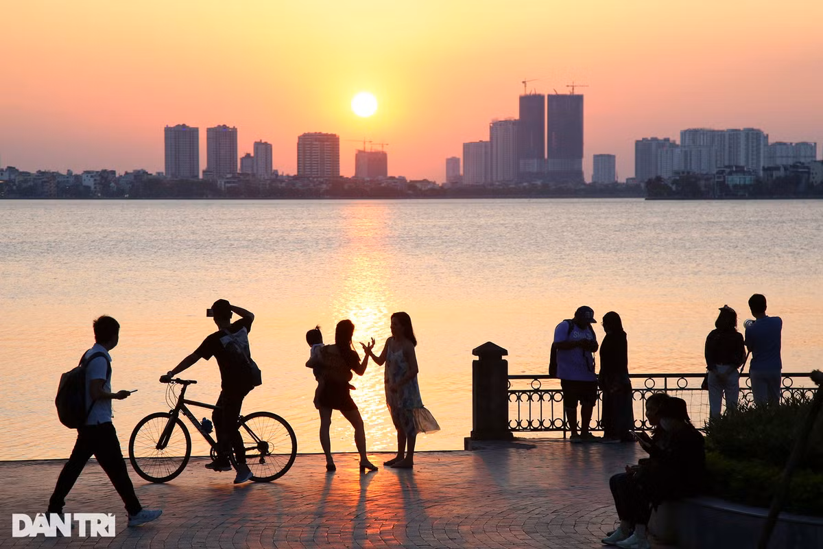 Tan huong ky nghi, nguoi dan thanh thoi dap xe dao khap Ha Noi-Hinh-4