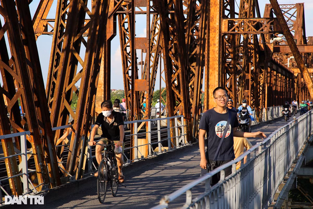 Tan huong ky nghi, nguoi dan thanh thoi dap xe dao khap Ha Noi-Hinh-14