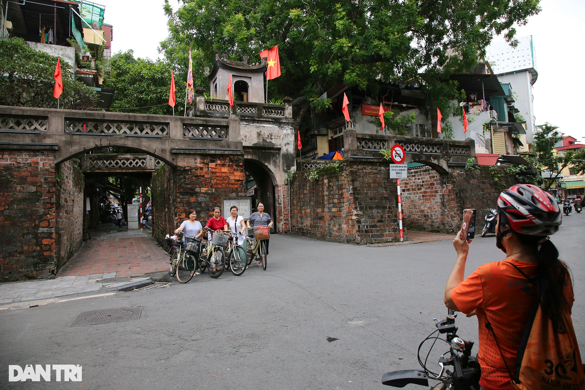 Tan huong ky nghi, nguoi dan thanh thoi dap xe dao khap Ha Noi-Hinh-10