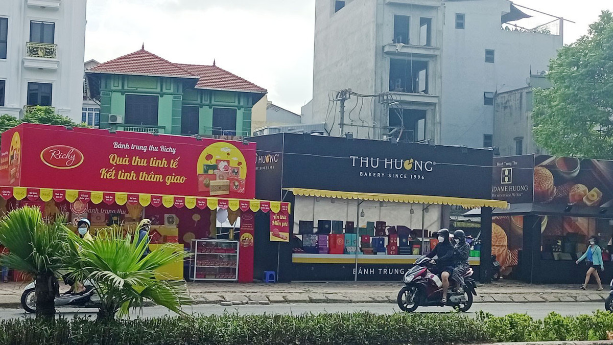 Vào đợt cao điểm, tiệm bánh trung thu vắng khách bất thường Vao dot cao diem, tiem banh trung thu vang khach bat thuong