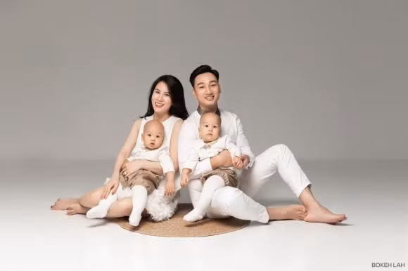 Con trai MC Thanh Trung lay mieng dan nguc cua me ra nghich-Hinh-5