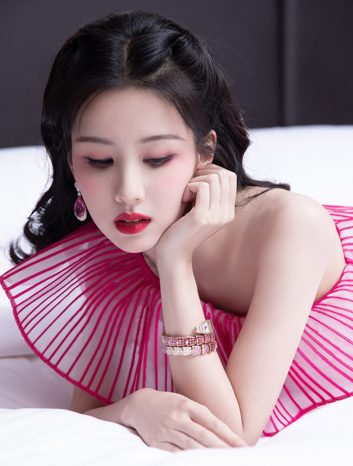 Tuy nhiên, điểm yếu của Trần Đô Linh là danh tiếng chưa cao. Khả năng diễn xuất của cô thiếu tự nhiên, linh hoạt và chưa có điểm nổi trội.