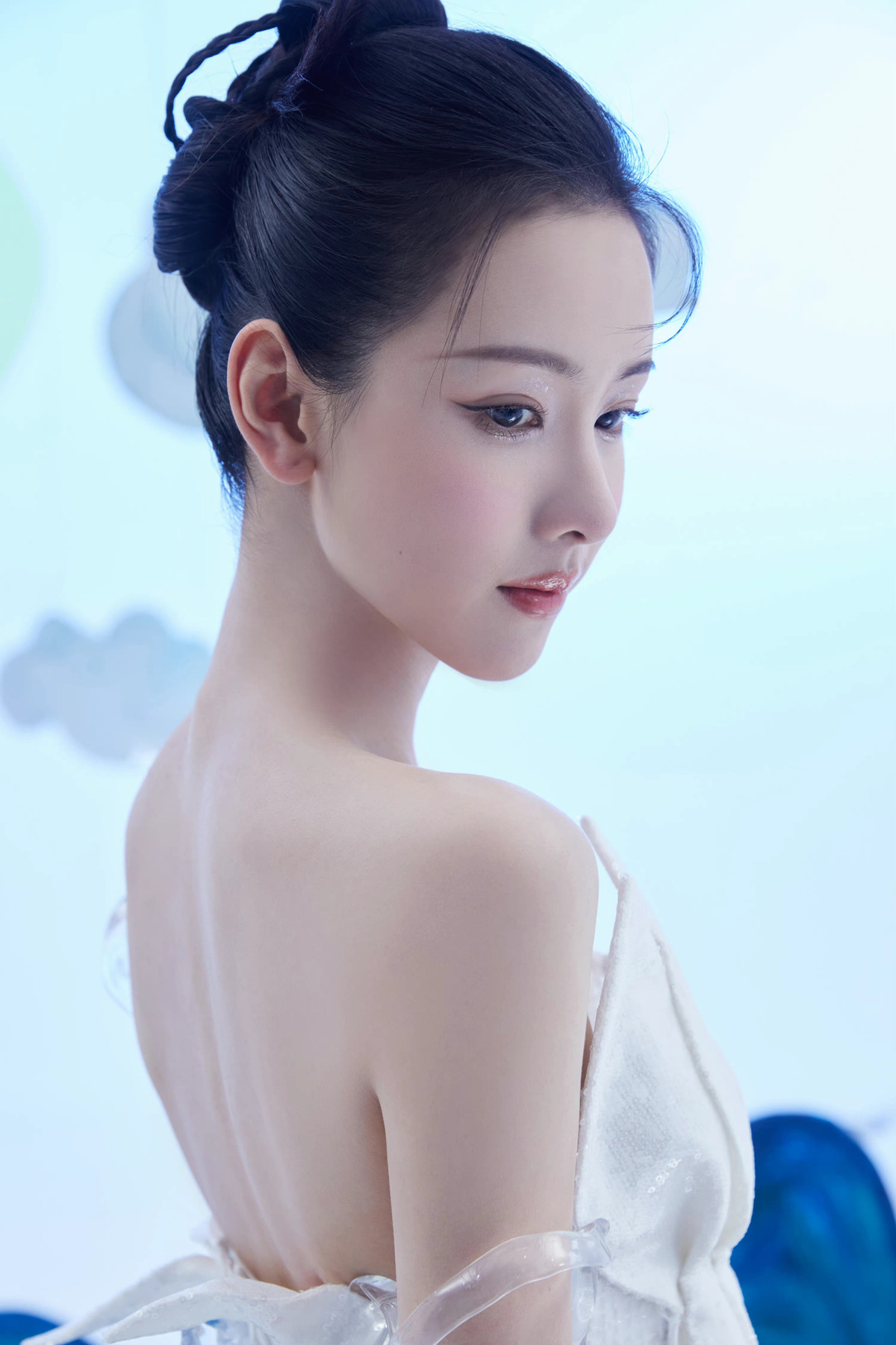 Trần Đô Linh sinh năm 1993, tốt nghiệp khoa Cơ khí điện, Đại học Hàng không và vũ trụ Nam Kinh. Cô từng giành ngôi vị đầu trong cuộc bình chọn những gương mặt hoa khôi toàn Trung Quốc năm 2013. Sau đó, Trần Đô Linh bước chân vào ngành giải trí, với vai chính trong bộ phim Tai trái do Tô Hữu Bằng làm đạo diễn.