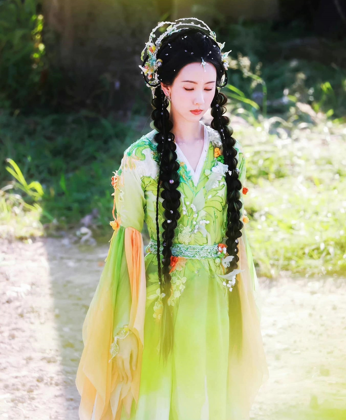 Trong dự án này, Trần Đô Linh đóng vai khách mời hồ yêu Nguyệt Đề Hạ. Tuy nhiên, nhà sản xuất sẽ thực hiện một phần phim riêng về hồ yêu Nguyệt Đề Hạ mang tên Tình duyên Vỹ Sinh do Trần Đô Linh làm nữ chính. Dự án này cũng thuộc loạt phim Hồ yêu.