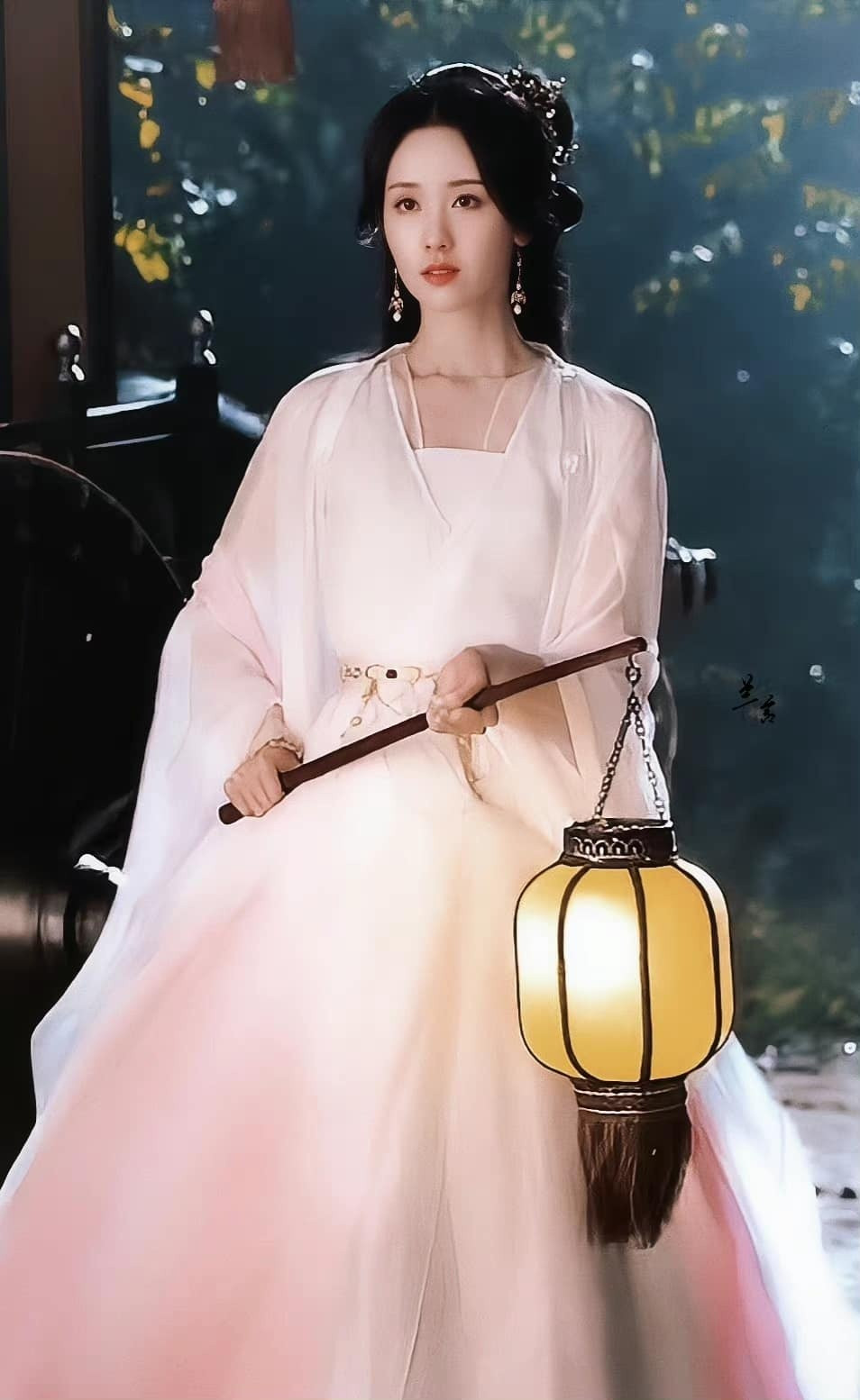 Ngoài ra, Trần Đô Linh còn gây chú ý khi đóng vai nữ chính Phùng Hành, vợ Hoàng Dược Sư trong Đông Tà Tây Độc 2022. Nhiều người khen ngợi nữ diễn viên có nhan sắc dịu dàng, tạo hình trang nhã và giản dị, tạo thiện cảm.