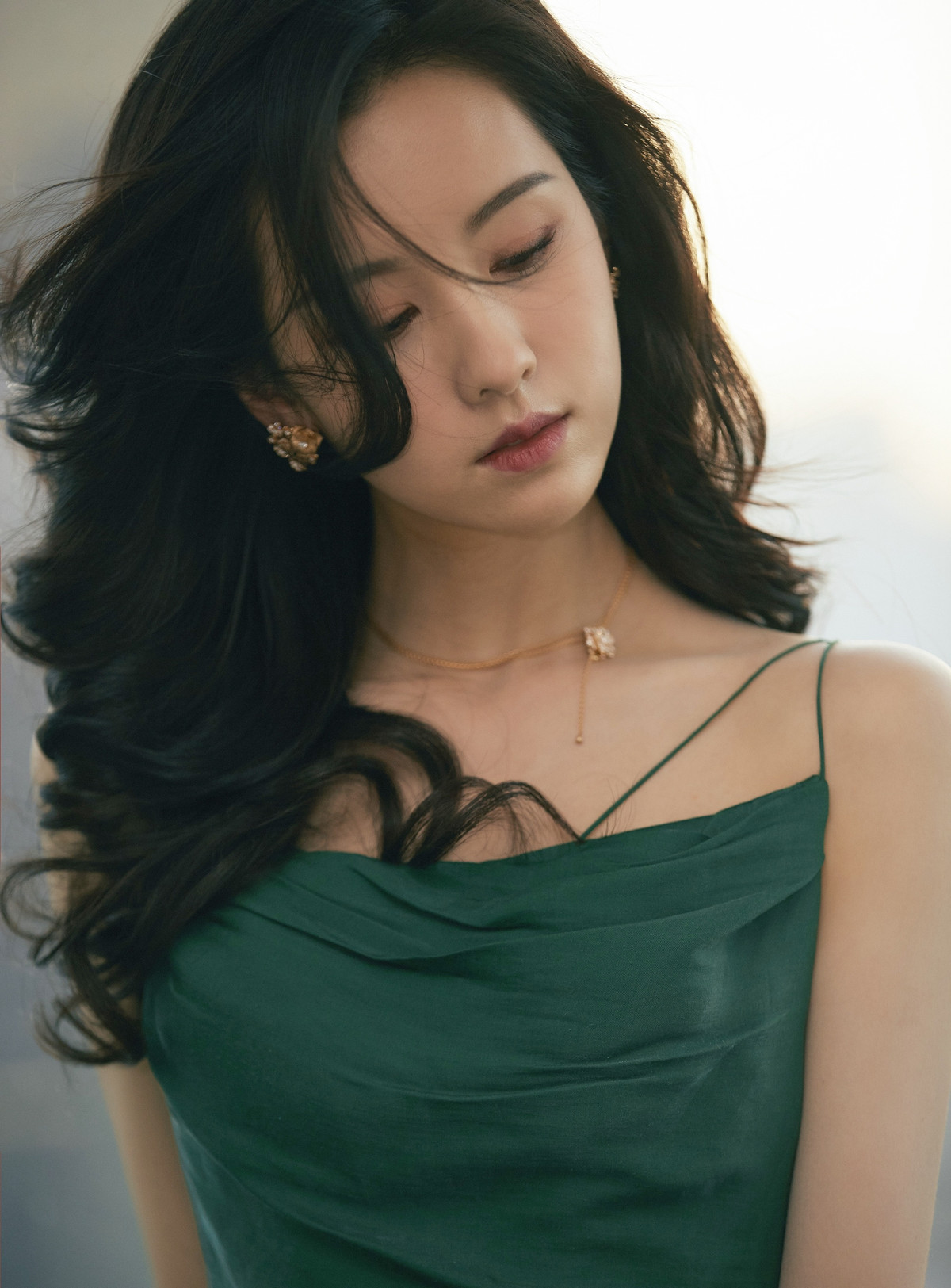 Sina bình luận Trần Đô Linh đang là cái tên được nhiều nhà sản xuất săn đón. Ngoại trừ Hồ yêu tiểu hồng nương, nữ diễn viên sinh năm 1993 tham gia 5 tác phẩm khác trong năm 2022. Hiện tại, Trần Đô Linh có 8 bộ phim chờ chiếu. Trong đó, cô đảm nhiệm cả nhân vật phản diện, chính diện.