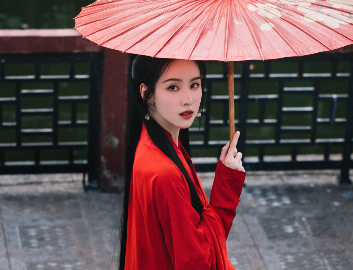 Phùng Hành được miêu tả là người phụ nữ đẹp, có trí nhớ siêu phàm và hết lòng yêu thương chồng. Phùng Hành chết ngay khi vừa hạ sinh Hoàng Dung, để lại nỗi nhớ thương suốt đời cho Hoàng Dược Sư. Việc tham gia một tác phẩm cải biên từ tiểu thuyết Kim Dung là cơ hội để Trần Đô Linh được nhiều khán giả biết đến hơn.