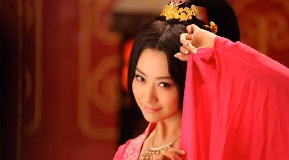 Co cau: “Nguoi ta tham ba viec, ban vo ich”! Ba dieu nghia la gi?