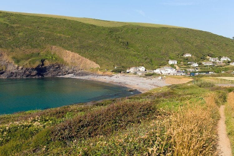 Bãi biển Crackington Haven, Cornwall, Anh: Vào mùa hè của nước Anh, khi những cơn bão lớn ập vào bờ biển thì Cornwall được biết đến như một nơi "đuổi theo bão". Trong số rất nhiều bãi biển đẹp, Cockington Haven đặc biệt ấn tượng với những con sóng lớn ập vào vùng vịnh, tràn qua các vách đá. Từ một khoảng cách an toàn, du khách có thể chiêm ngưỡng "sự hoang dã" của thiên nhiên nơi đây. Ảnh: cornwallholidays.