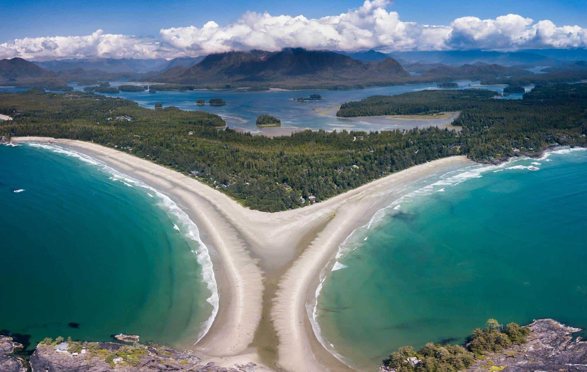 Bãi biển Chesterman, Tofino, Canada: Tofino nằm trên bờ biển phía tây của đảo Vancouver, được coi là "thủ đô trú bão" của Canada. Du khách đến đây vào mùa đông để tìm kiếm những khu rừng lộng gió bao quanh bờ biển Bắc Thái Bình Dương. Trên bãi biển Chesterman, nơi những thân cây nằm như những que diêm, du khách có thể cảm thấy rùng mình vì sức mạnh của sóng và gió thổi mạnh. Ảnh: wedreamoftravel.