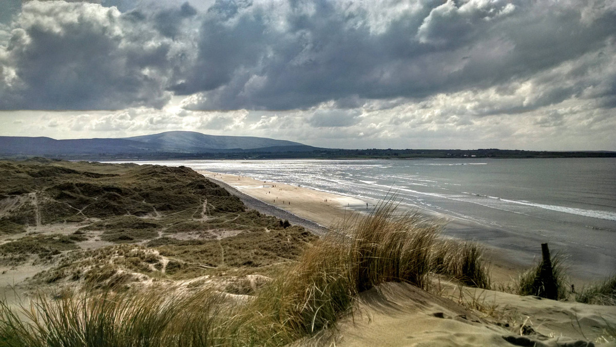 Bãi biển Strandhill, Sligo, Ireland: Đây là một trong những điểm đến không được đánh giá cao vì hàng dặm bãi cát hoang sơ và lộng gió cùng làn nước biển Đại Tây Dương lạnh giá. Vào mùa đông, tuyết phủ trắng xoá những ngọn đồi khiến nơi đây càng trở nên khắc nghiệt. Ảnh: imgur.