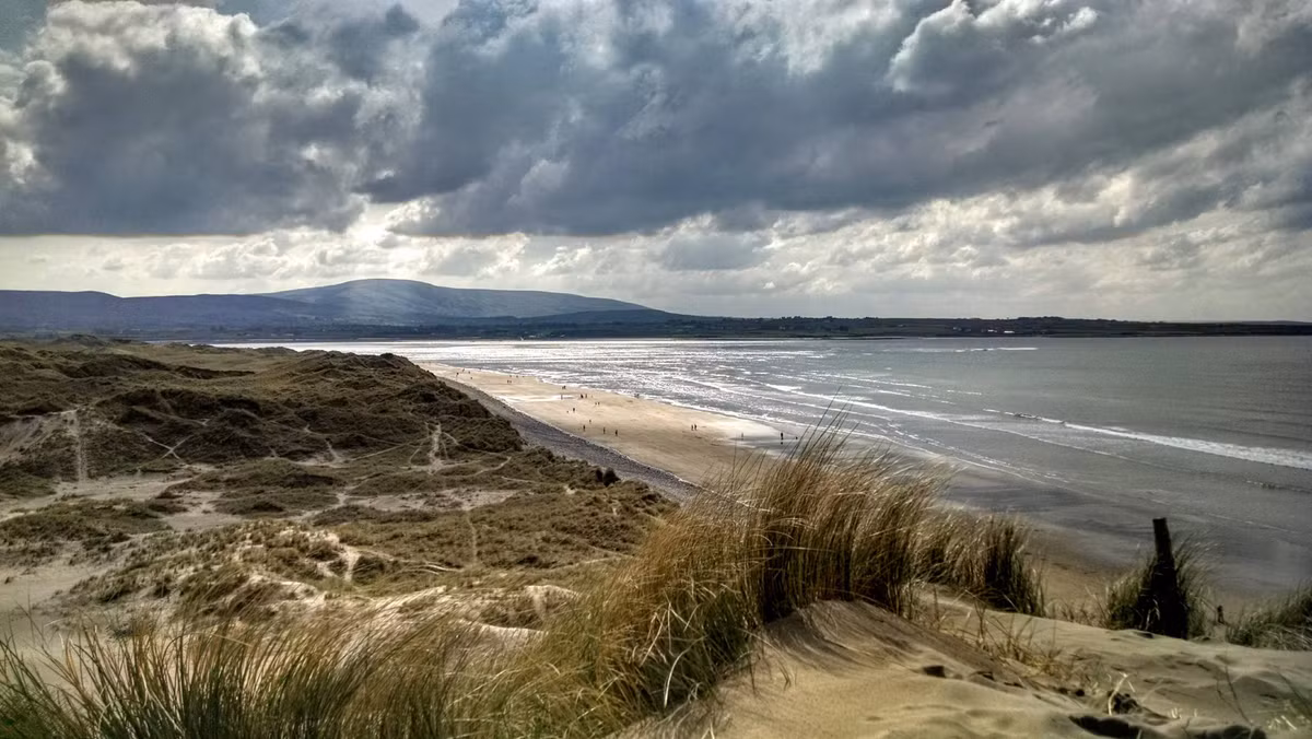 Bãi biển Strandhill, Sligo, Ireland: Đây là một trong những điểm đến không được đánh giá cao vì hàng dặm bãi cát hoang sơ và lộng gió cùng làn nước biển Đại Tây Dương lạnh giá. Vào mùa đông, tuyết phủ trắng xoá những ngọn đồi khiến nơi đây càng trở nên khắc nghiệt. Ảnh: imgur.