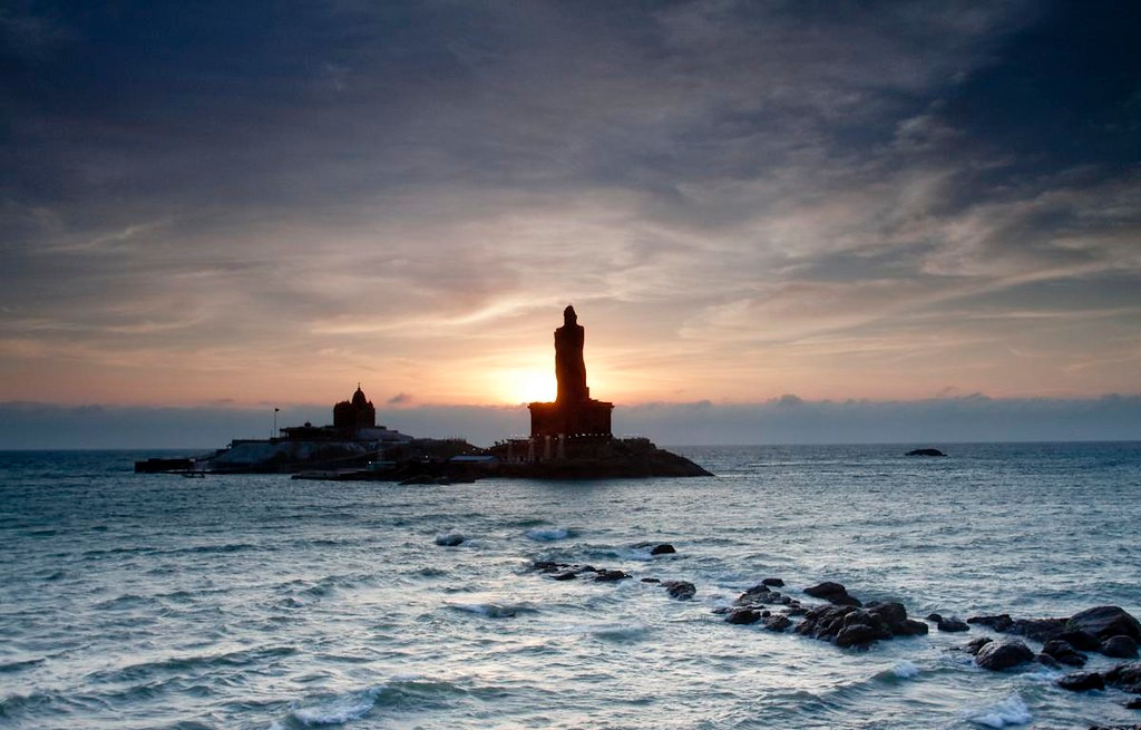 Cape Comorin, Kanyakumari, Ấn Độ: Bãi biển này thu hút du khách vì vị trí địa lý và là một điểm đến hành hương của người Hindu. Đây cũng là vùng biển có thời tiết xấu, nơi đầu tiên ở Ấn Độ thường xuyên có thời tiết mưa gió mùa, kéo dài từ tháng 6 đến tháng 9. Mưa lớn và những đám mây bao trùm toàn bộ bầu trời là một cảnh tượng đáng để chiêm ngưỡng. Khi trời không mưa, du khách có thể nhìn thấy cả bình minh và hoàng hôn từ cùng một điểm. Ảnh: Mehul Atani.