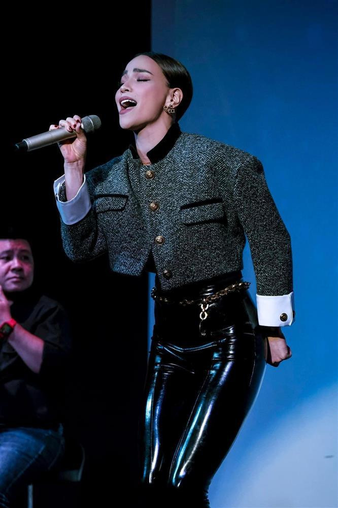 Dan mang 'reo' goi Lam Bao Chau hoc Kim Ly mot dieu