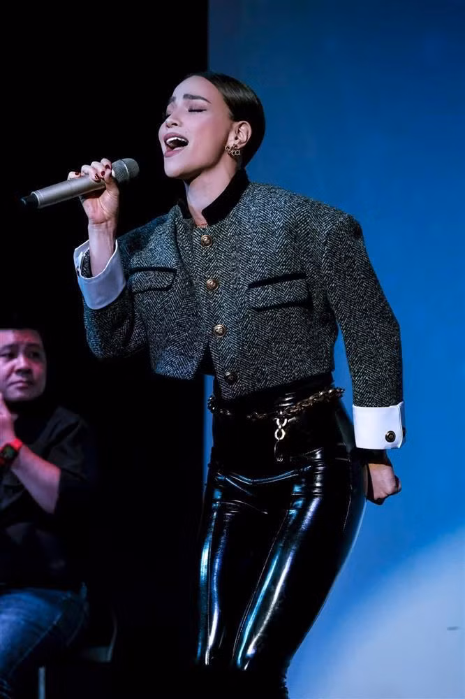 Dan mang 'reo' goi Lam Bao Chau hoc Kim Ly mot dieu