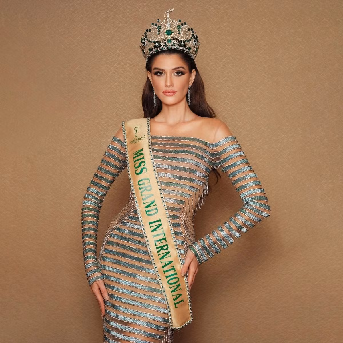 Vượt qua 67 thí sinh, Isabella Menin đăng quang Miss Grand International 2022. Đây là chiếc vương miện hoa hậu đầu tiên cho Brazil tại cuộc thi này. Tân Hoa hậu Hòa bình Quốc tế 25 tuổi, cao 1,78 m, có vẻ đẹp hiện đại, sắc sảo. Tính đến hiện tại, Miss Grand International đánh dấu tròn 10 năm hoạt động. Năm nay, Miss Universe chưa diễn ra.
