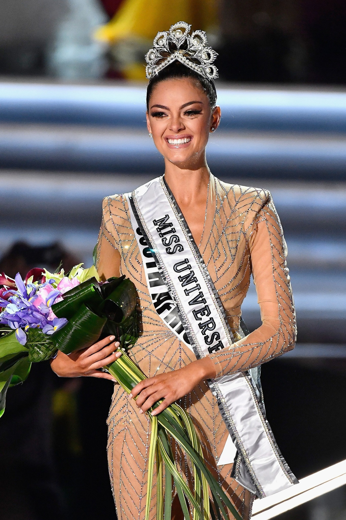Năm 2017, Demi-Leigh Nel-Peters mang về cho Nam Phi vương miện Miss Universe sau gần 40 năm chờ đợi. Cô được cộng đồng nhan sắc quốc tế khen đẹp ngọt ngào, lôi cuốn.