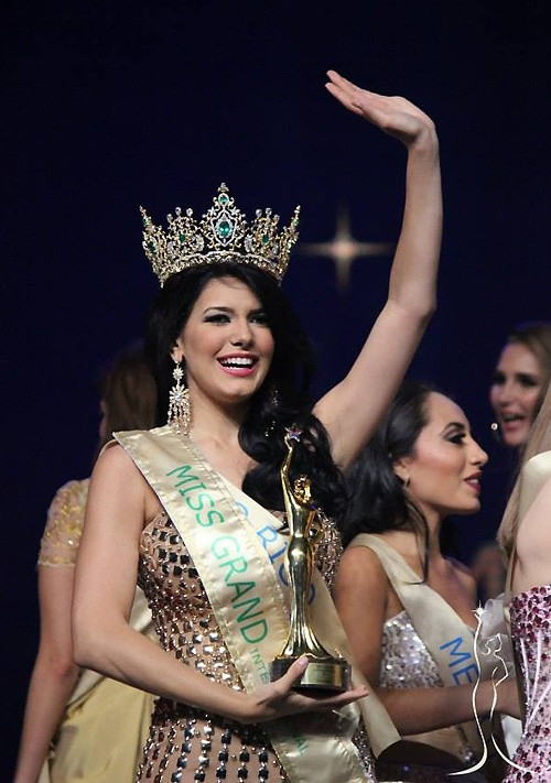 Trong khi đó, 2013 là cột mốc đánh dấu lần đầu ra mắt của Miss Grand International. Janelee Chaparro đăng quang năm đầu tiên tại Thái Lan. Theo đơn vị tổ chức, cuộc thi hướng tới thông điệp chấm dứt chiến tranh và bạo lực.