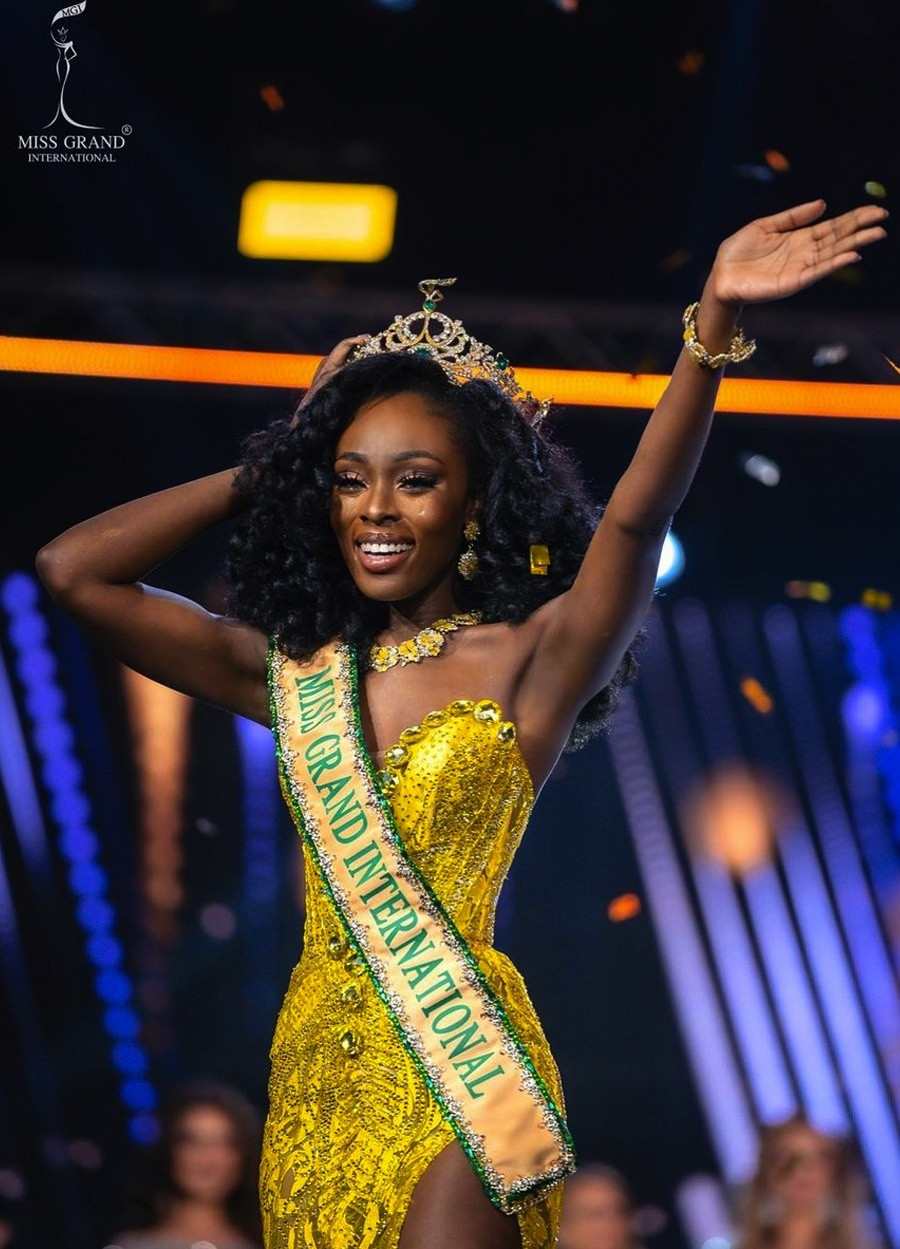 Danh hiệu Miss Grand International 2020 thuộc về người đẹp Mỹ gốc Ghana - Abena Appiah. Cô là thí sinh da màu đầu tiên đoạt vương miện tại cuộc thi này. Trước khi đăng quang, cô làm diễn viên, góp mặt trong một số MV của ca sĩ nổi tiếng như Jennifer Lopez, Bruno Mars...