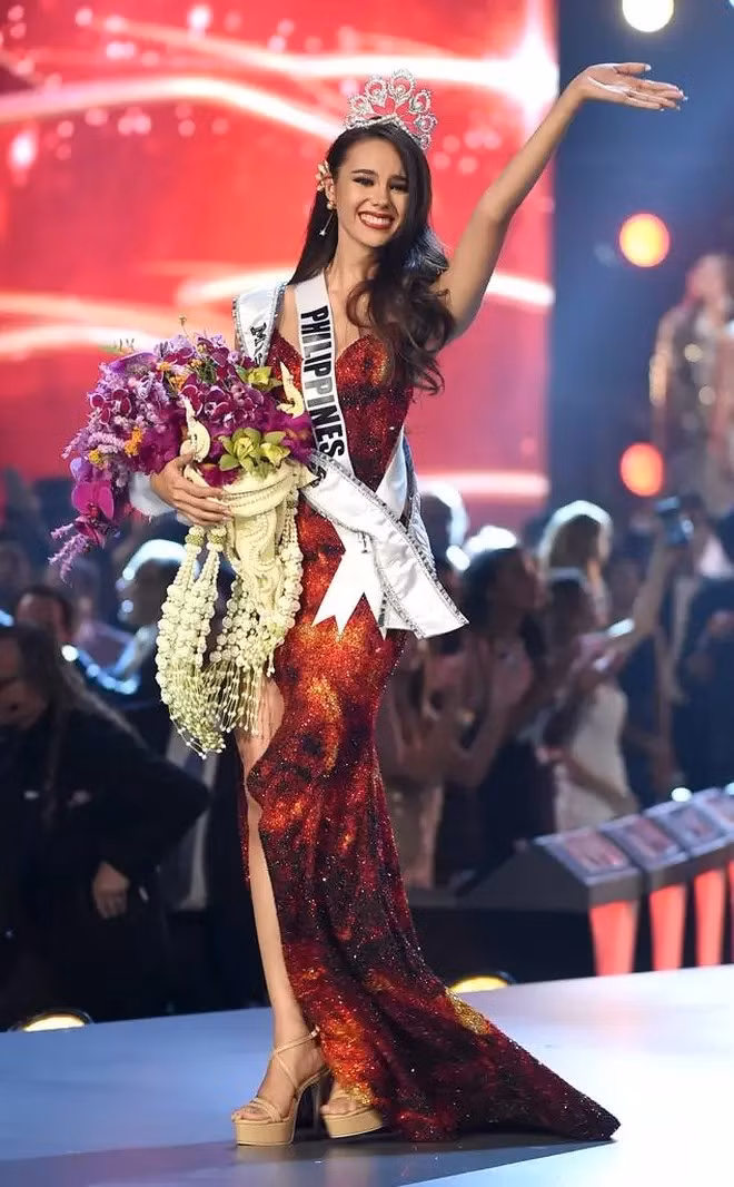 Phong cách trình diễn nổi bật, tự tin cùng khả năng trả lời ứng xử thông minh, nhạy bén giúp Catriona Gray trở thành chủ nhân của vương miện Miss Universe 2018. Cô mang trong mình hai dòng máu Philippines - Australia. Chiến thắng của cô hoàn toàn thuyết phục.
