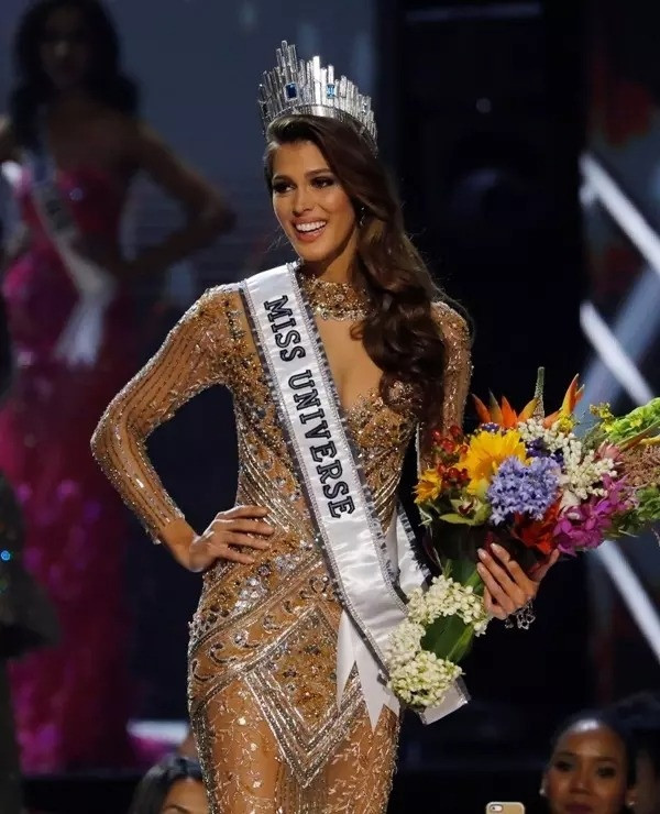 Cô gái Iris Mittenaere đến từ nước Pháp đã bước lên bục cao nhất của cuộc thi Miss Universe 2016. Phần đối đáp chân thành khi kể về nỗi thất bại của bản thân giúp mang về cho cô danh hiệu cao nhất.
