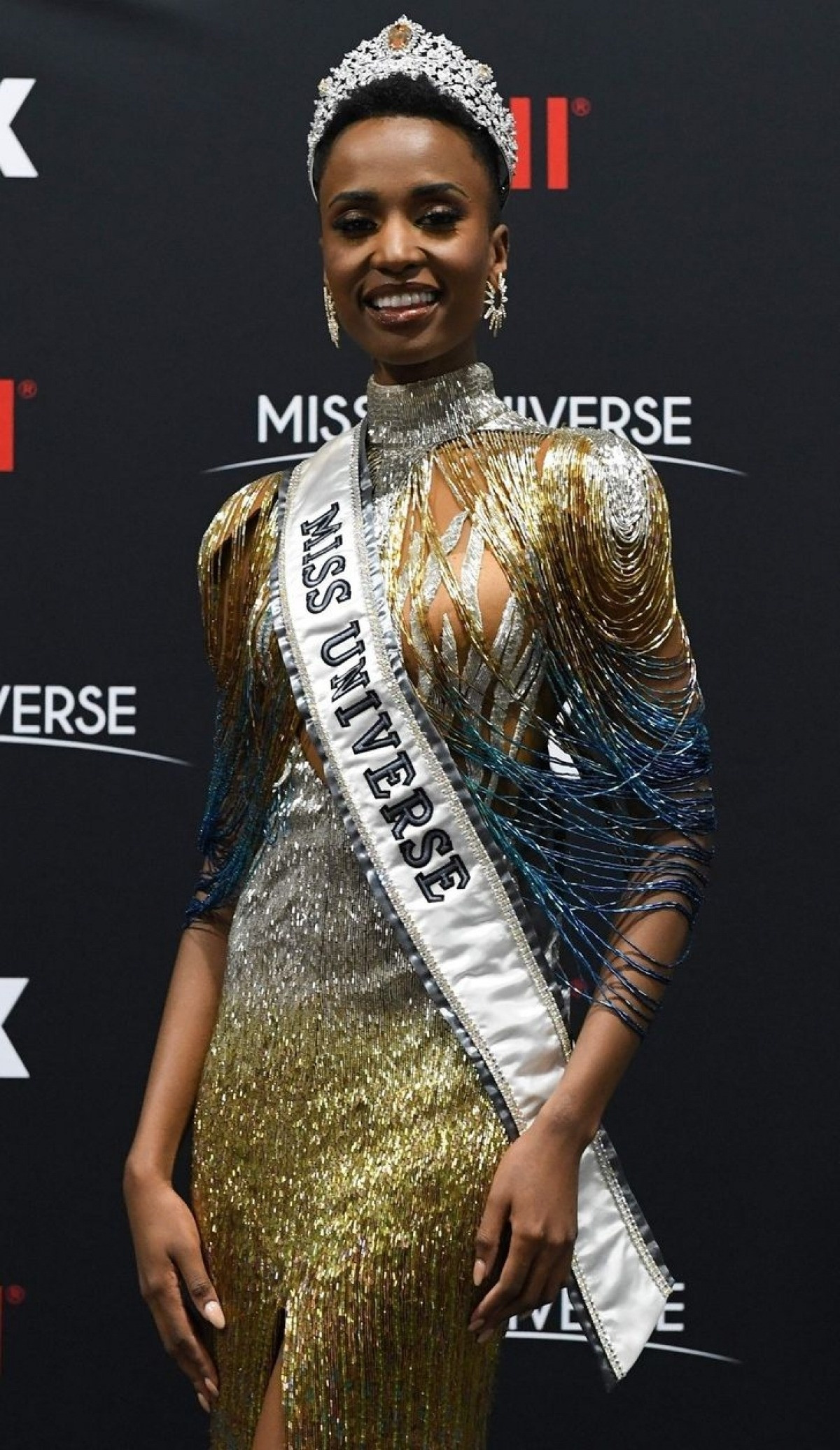 Zozibini Tunzi là người mẫu Nam Phi, đăng quang Hoa hậu Hoàn vũ 2019. Từ ngày đăng quang, người đẹp gặp không ít ý kiến trái chiều về việc “vẻ đẹp không chuẩn”, “nhan sắc không xứng tầm”... Tuy nhiên, cô đã vượt qua điều đó và chứng minh bản thân xứng đáng.