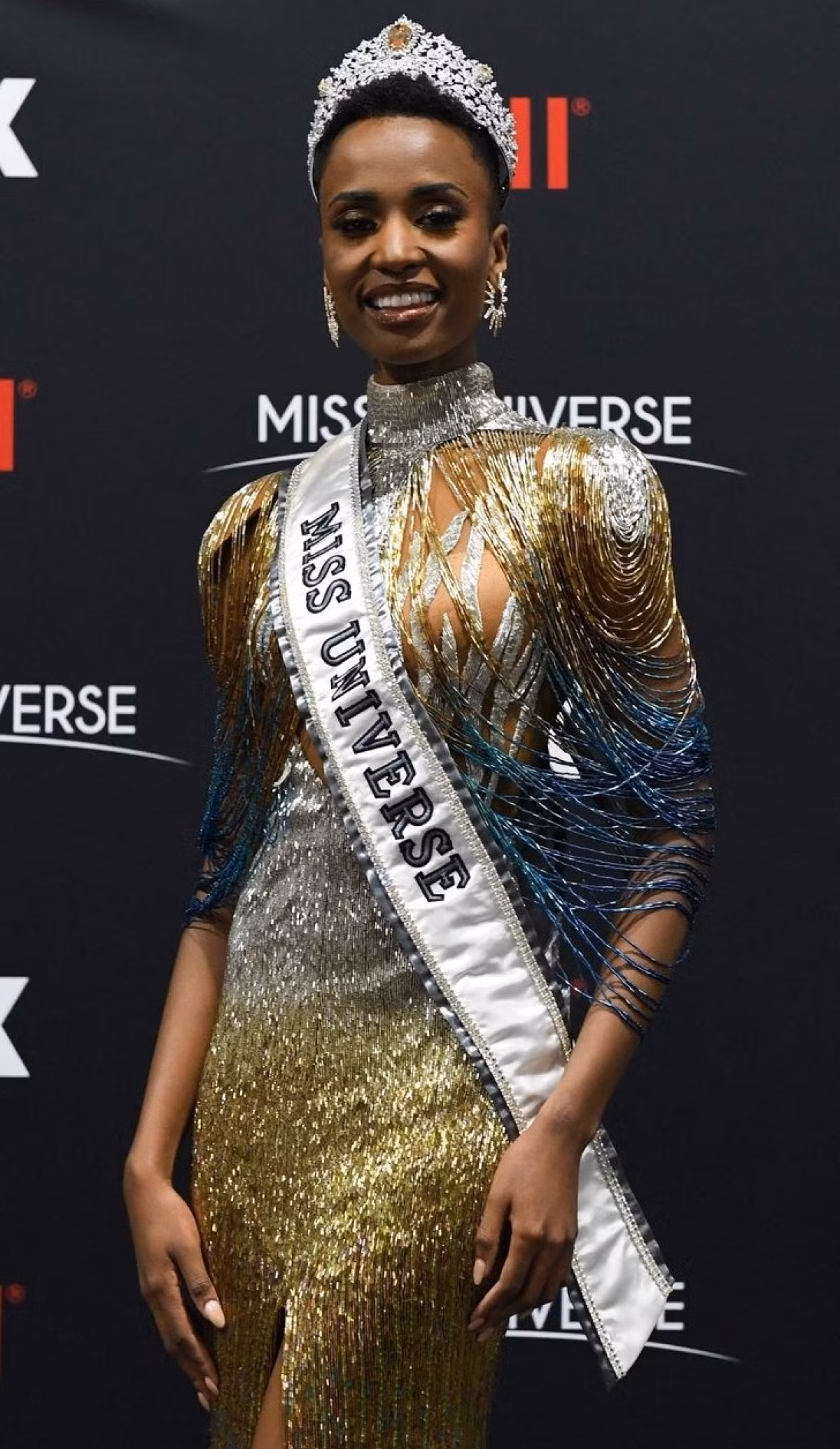 Zozibini Tunzi là người mẫu Nam Phi, đăng quang Hoa hậu Hoàn vũ 2019. Từ ngày đăng quang, người đẹp gặp không ít ý kiến trái chiều về việc “vẻ đẹp không chuẩn”, “nhan sắc không xứng tầm”... Tuy nhiên, cô đã vượt qua điều đó và chứng minh bản thân xứng đáng.