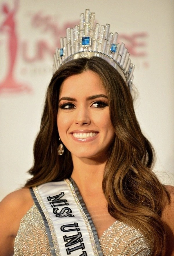 Paulina Vega (Colombia) là chủ nhân vương miện Miss Universe 2014. Người đẹp có chiều cao 1,77 m, ba vòng bốc lửa 90-60-95 cm.