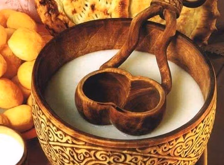 Thuc uong cuc bo duong lam tu sua ngua cua nguoi Mong Co-Hinh-2