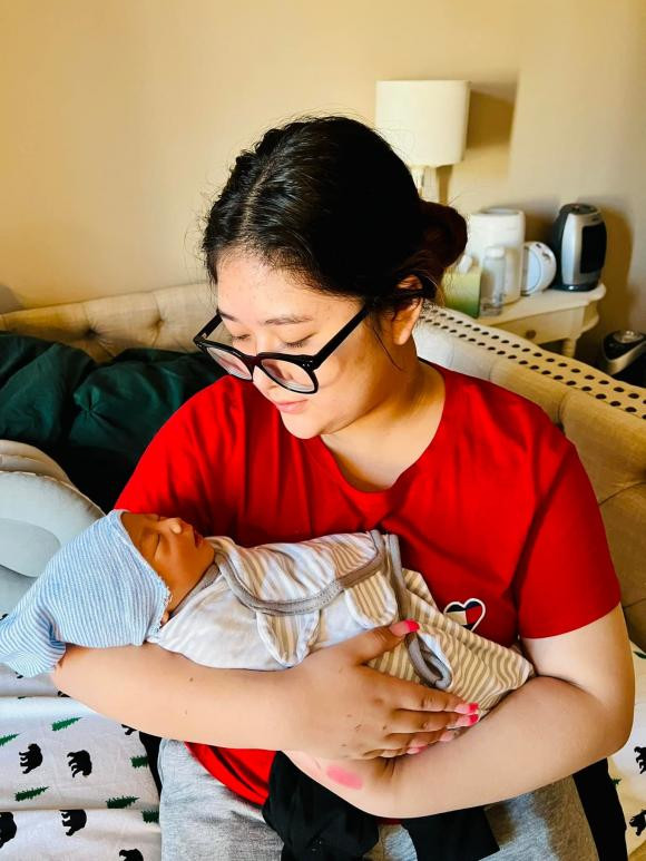 Hồng Vân khoe ảnh nhân ngày đầy tháng cháu ngoại - Hình 3 Hong Van khoe anh nhan ngay day thang chau ngoai-Hinh-3