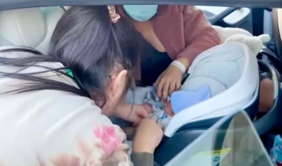 Hồng Vân khoe ảnh nhân ngày đầy tháng cháu ngoại - Hình 2 Hong Van khoe anh nhan ngay day thang chau ngoai-Hinh-2